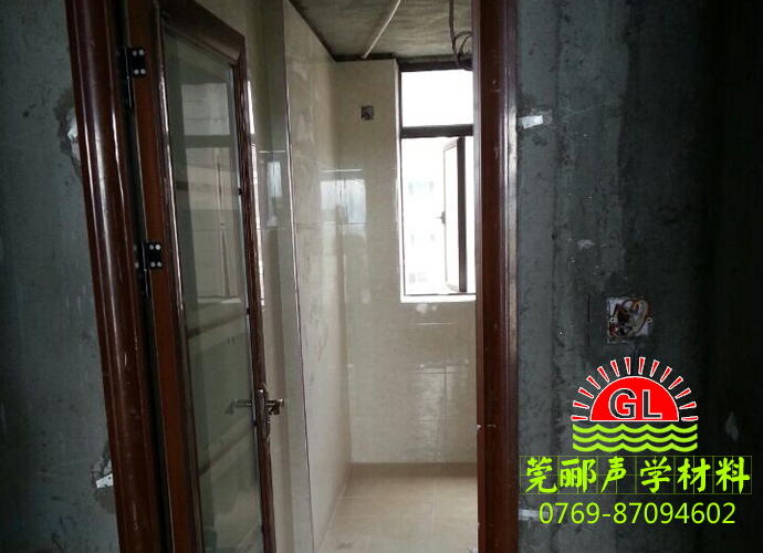 【裝修日記】地板磚終于鋪好啦，臥室門(mén)和洗手間的門(mén)也裝好了，室內(nèi)裝修施工技巧